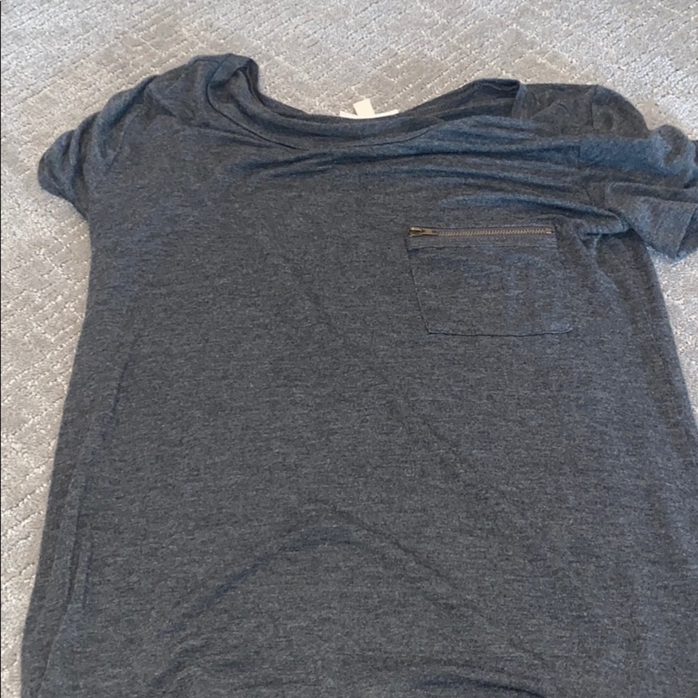Grey t-shirt with zipper pocket